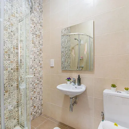 Hillock Apartman *