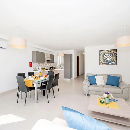 Hillock Apartment *