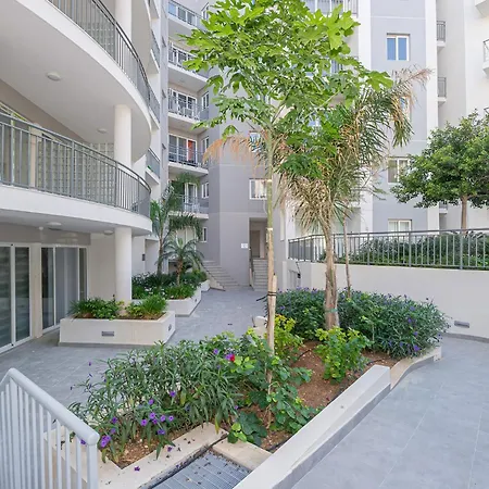 Hillock Apartment *
