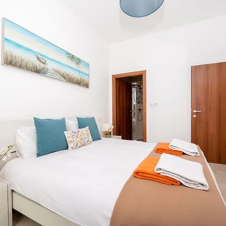 Hillock Apartment