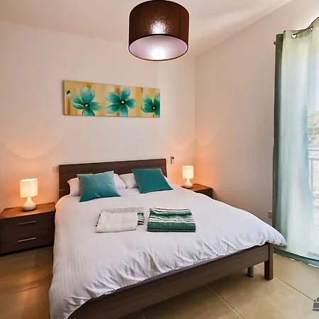 Hillock Apartment *