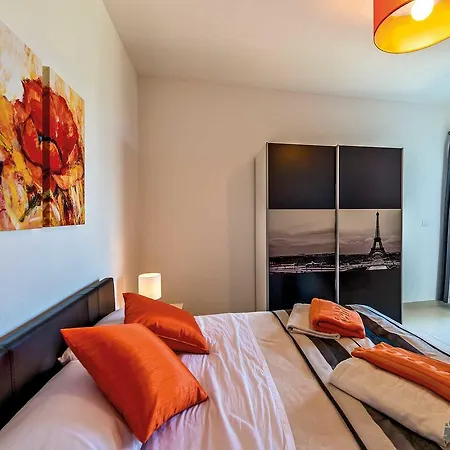 Hillock Apartment *