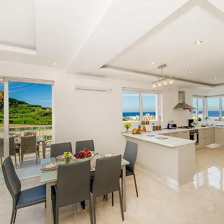 Hillock Apartment *